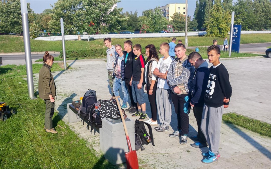 Służby mundurowe ze Strzeleckiej pomagają Policji